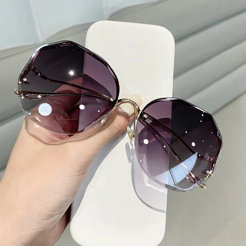 2023 Fashion Tea Gradient Sunglasses Women Ocean Water Cut Trimmed Lens Metal Curved Temples Sun Glasses Female UV400